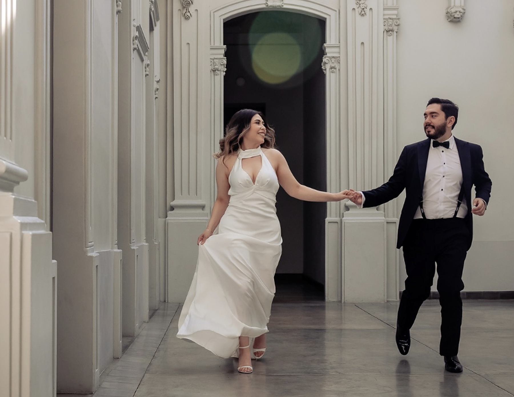 Renata y Emiliano caminando juntos